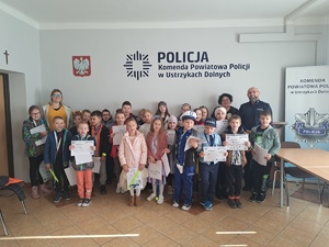 zdjęcie grupowe dzieci z policjantami