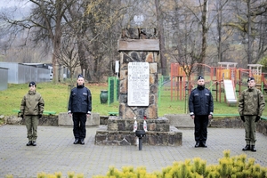 delegacja policjantów pod pomnikiem podczas warty