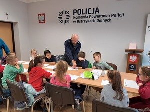 dzieci i policjant