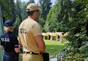 policjantka i strażak