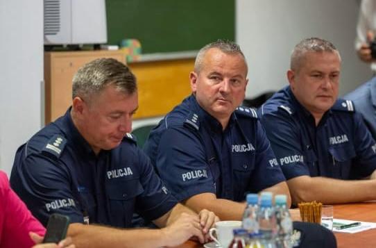 od lewej Komendant Główny Policji, Komendant Wojewódzki Policji, Komendant Powiatowy Policji