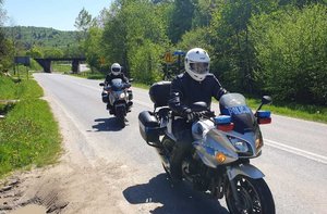 policjanci na motocyklu