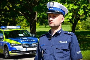 policjant ruchu drogowego, w tle radiowóz