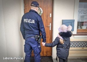 policjant i dziecko pod drzwiami stoją