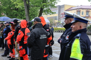 policjanci ruchu drogowego oraz pozostali uczestnicy