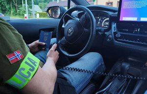 osoba z opaską na ramieniu z napisem Policja