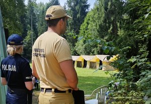 umundurowana policjantka i strażak