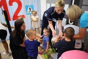 policjanci w żłobku