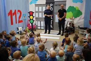 policjanci w żłobku
