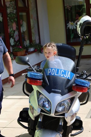 policjanci w żłobku