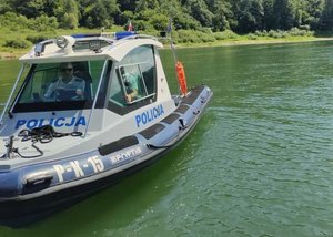 policyjni wodniacy na jeziorze solińskim