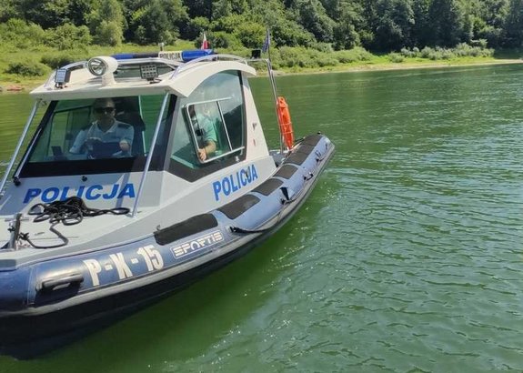 policyjni wodniacy na jeziorze solińskim
