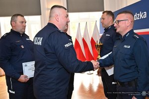 Zastępca Komendanta Wojewódzkiego Policji w Rzeszowie i policjant z Ustrzyk Dolnych