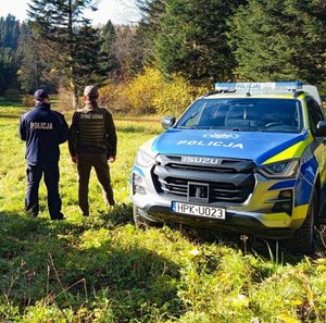policjant i strażnik leśny