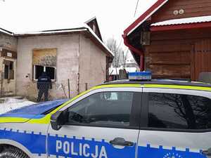 policjant przy opuszczonym domu