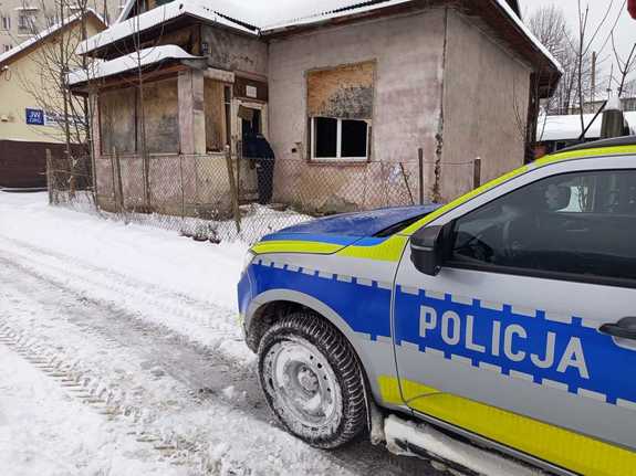 policjant przy opuszczonym domu