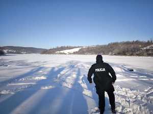 POLICJANT, ZAMARZNIĘTY zbiornik wodny