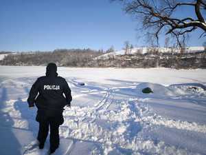 POLICJANT, ZAMARZNIĘTY zbiornik wodny