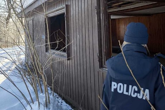 policjantka sprawdza pustostany