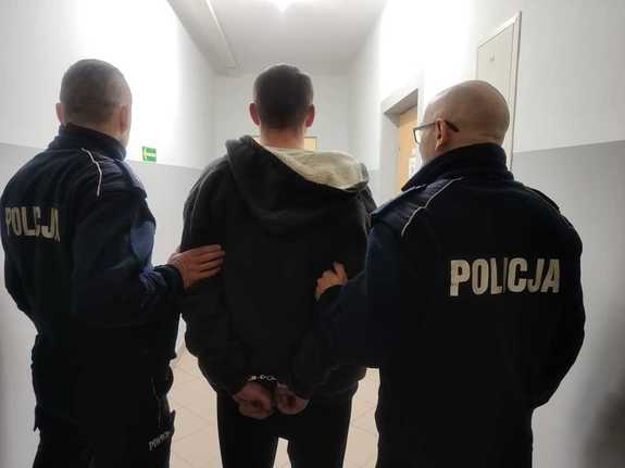 zatrzymany mężczyzna, policjanci