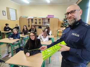 policjant w szkole