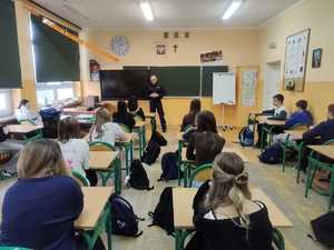 policjant w szkole