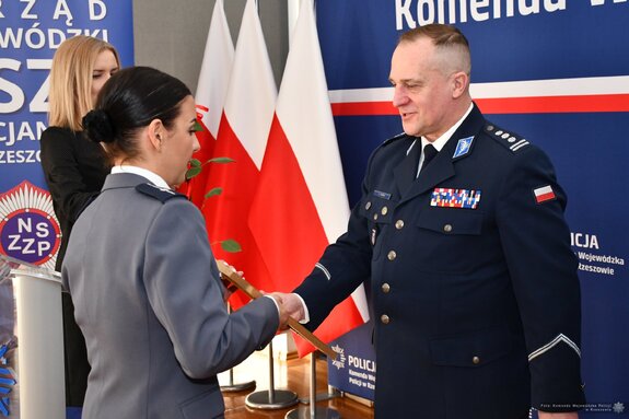 Zastępca Komendanta Wojewódzkiego Policji oraz policjantka