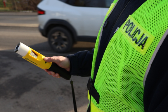 policjant i alcosensor