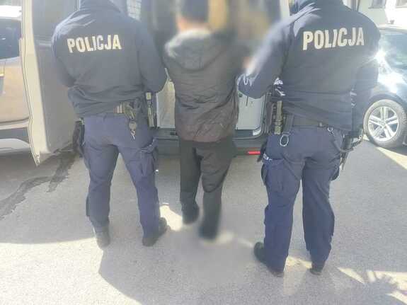 policjanci i poszukiwany