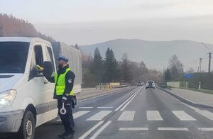 policjant w trakcie badania stanu trzeźwości