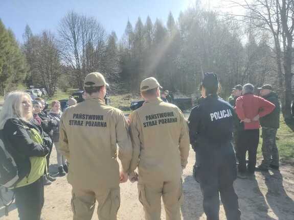 policjanci, wspólne sadzenie lasu