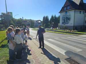 policjant, dzieci, przejście dla pieszych