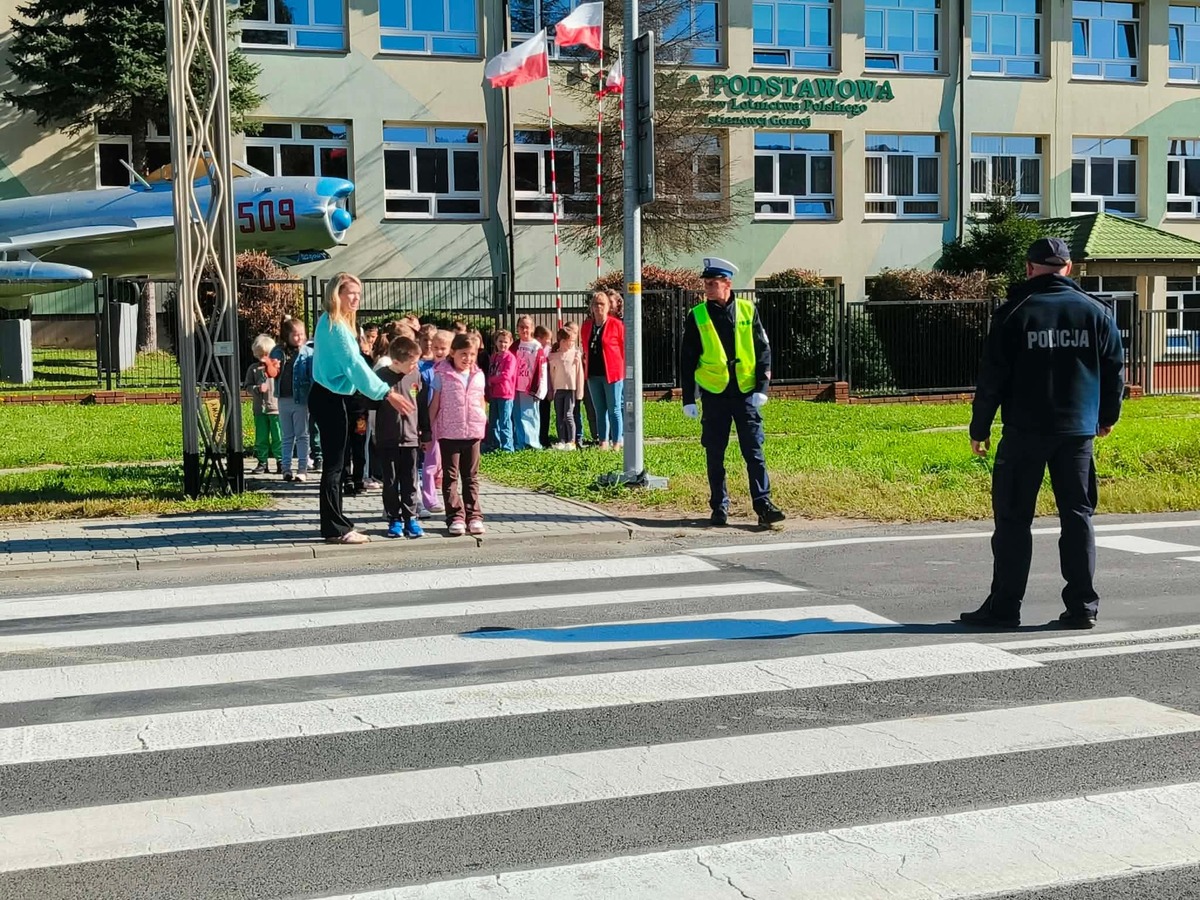 Policjanci prowadzą akcję "Bezpieczna droga do szkoły" w Ustrzykach Dolnych