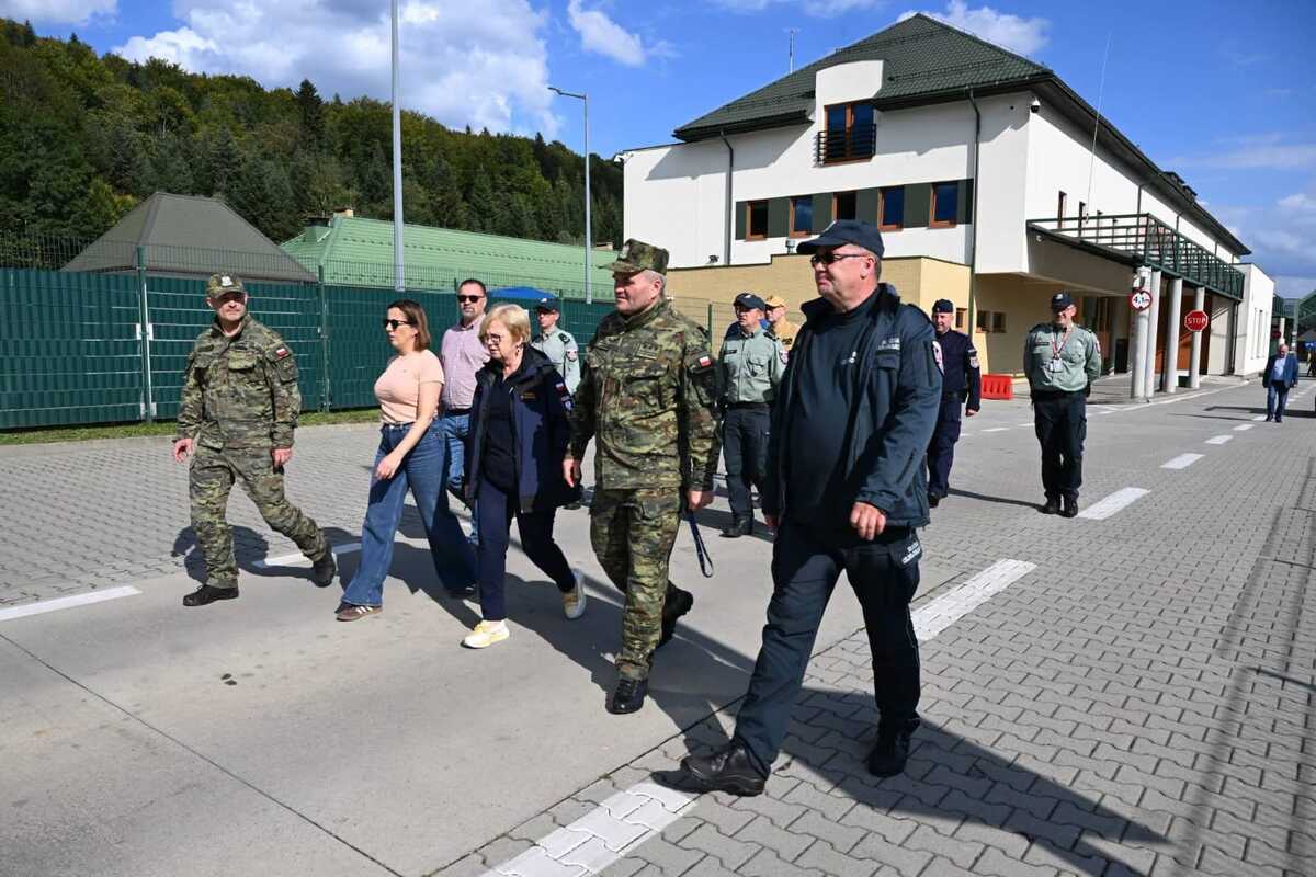 Spotkanie służb na przejściu granicznym w Krościenku z Wojewodą Podkarpacką
