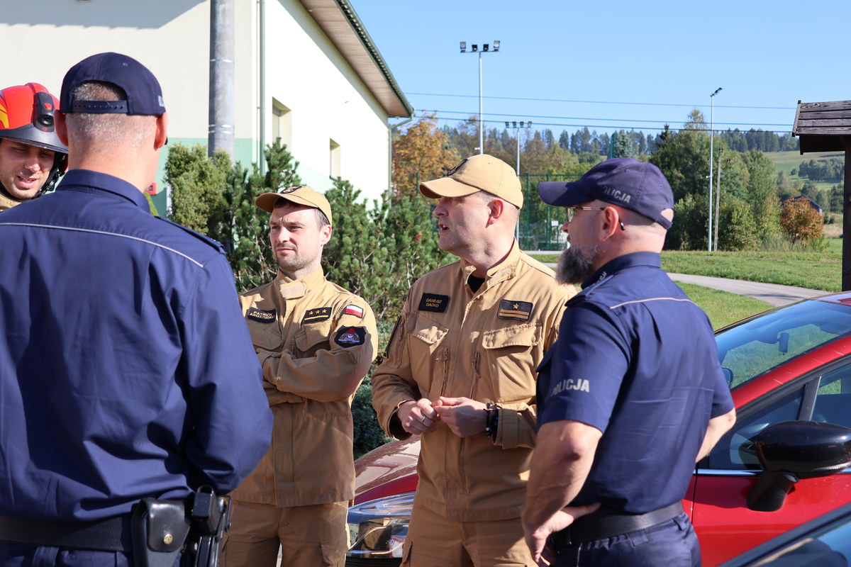 Policjanci i strażacy ćwiczą ewakuację w szkole Ustjanowa Górna
