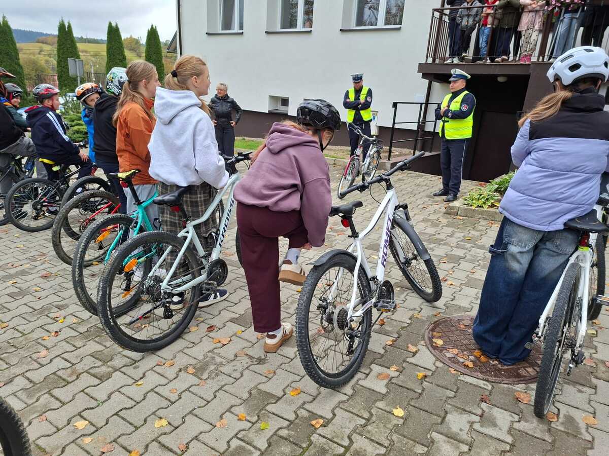 Szkolny rajd rowerowy z udziałem policjantów w Wojtkowej